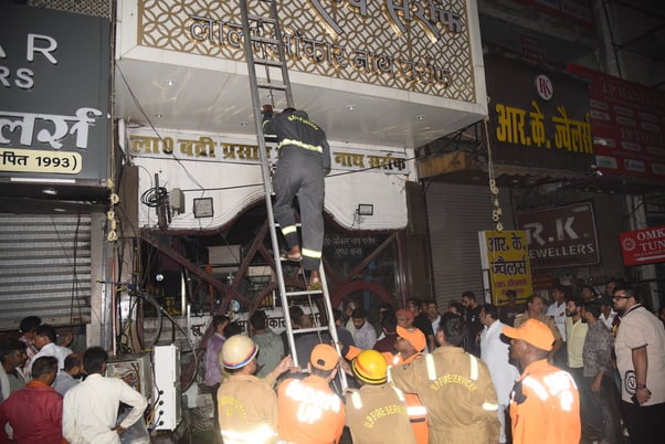 बद्री प्रसाद सराफ ज्वेलर्स के शोरूम में लगी आग। बद्री प्रसाद सराफ ज्वेलर्स के शोरूम में लगी आग।