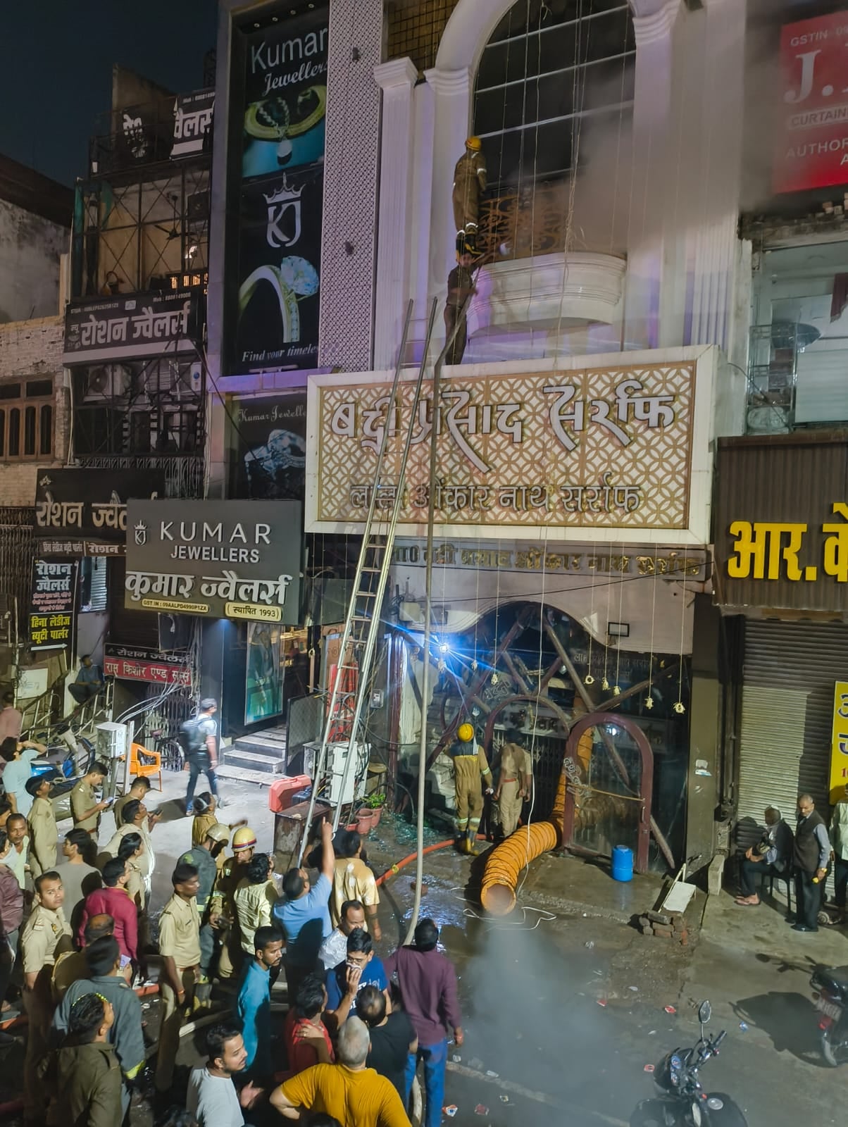 बद्री प्रसाद सराफ ज्वेलर्स के शोरूम में लगी आग। बद्री प्रसाद सराफ ज्वेलर्स के शोरूम में लगी आग।