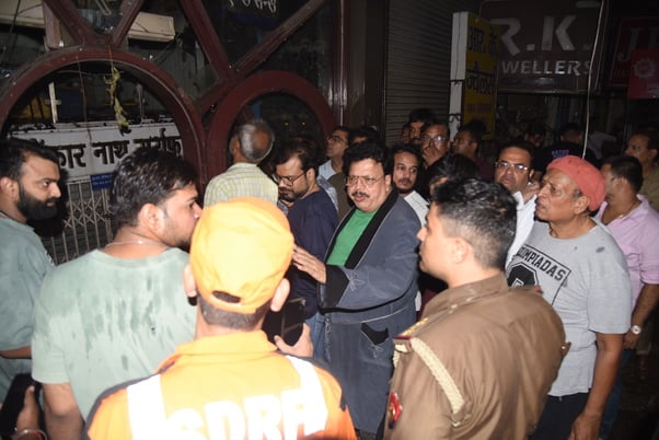 बद्री प्रसाद सराफ ज्वेलर्स के शोरूम में लगी आग। बद्री प्रसाद सराफ ज्वेलर्स के शोरूम में लगी आग।
