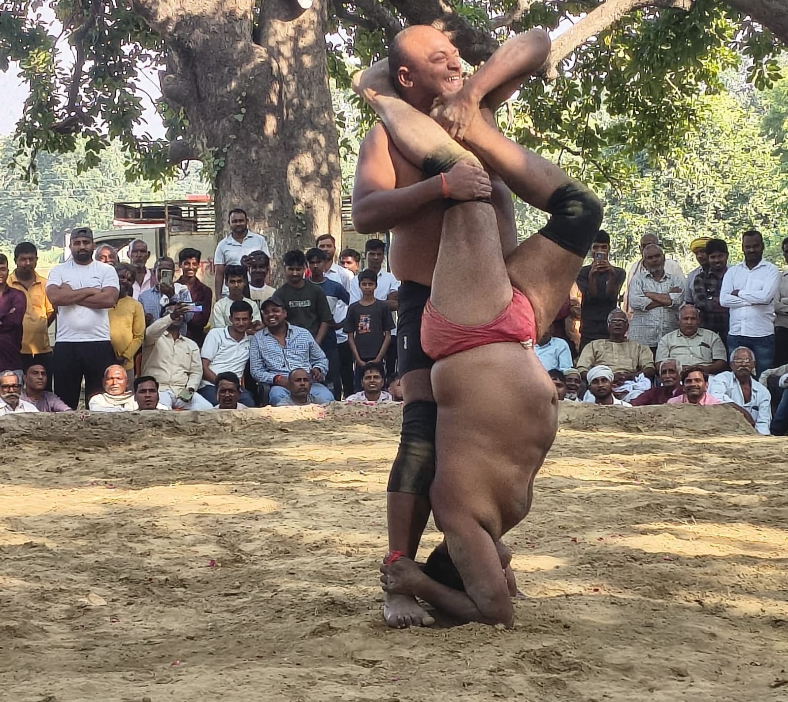 फोटो परिचय। कसैयावर हंडिया के दंगल में जोर आजमाइश करते पहलवान
