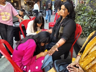 हमीरपुर बाजार में करवा चौथ पर्व पर सरगी की खरीदारी करती महिलाएं। संवाद