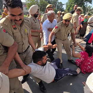 तनातनी... परिजनों के विरोध के बीच प्रदर्शनकारी को समझाते पुलिसकर्मी।अमर उजाला