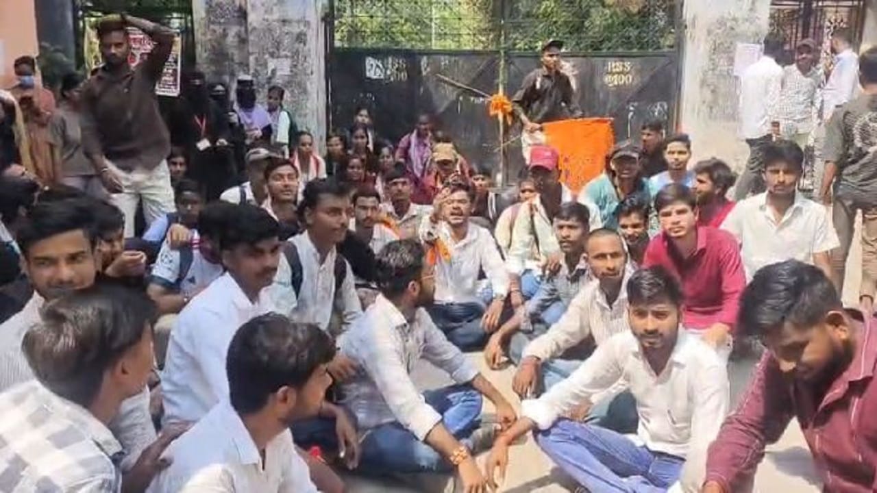 एबीवीपी कार्यकर्ताओं ने किया प्रदर्शन