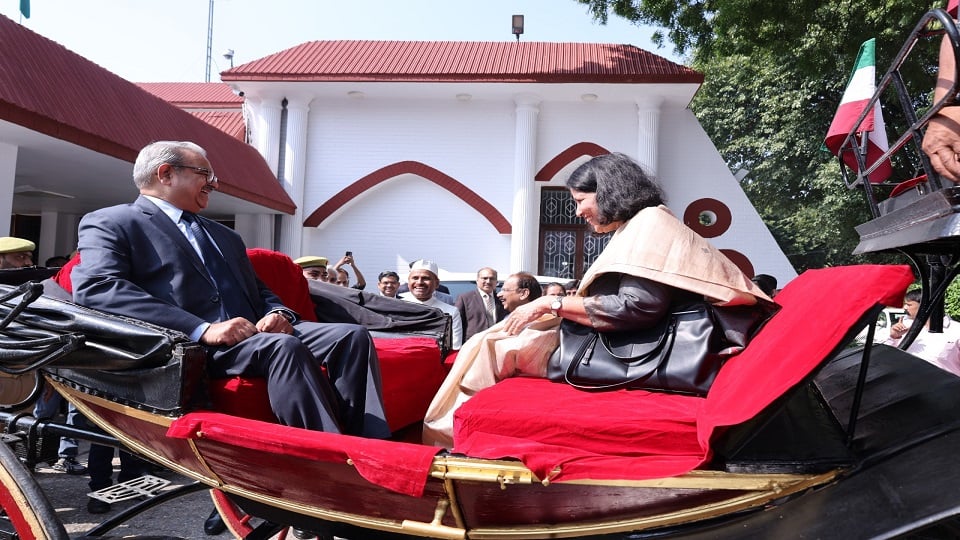 बग्घी पर मुख्य अतिथि न्यायमूर्ति मसीह