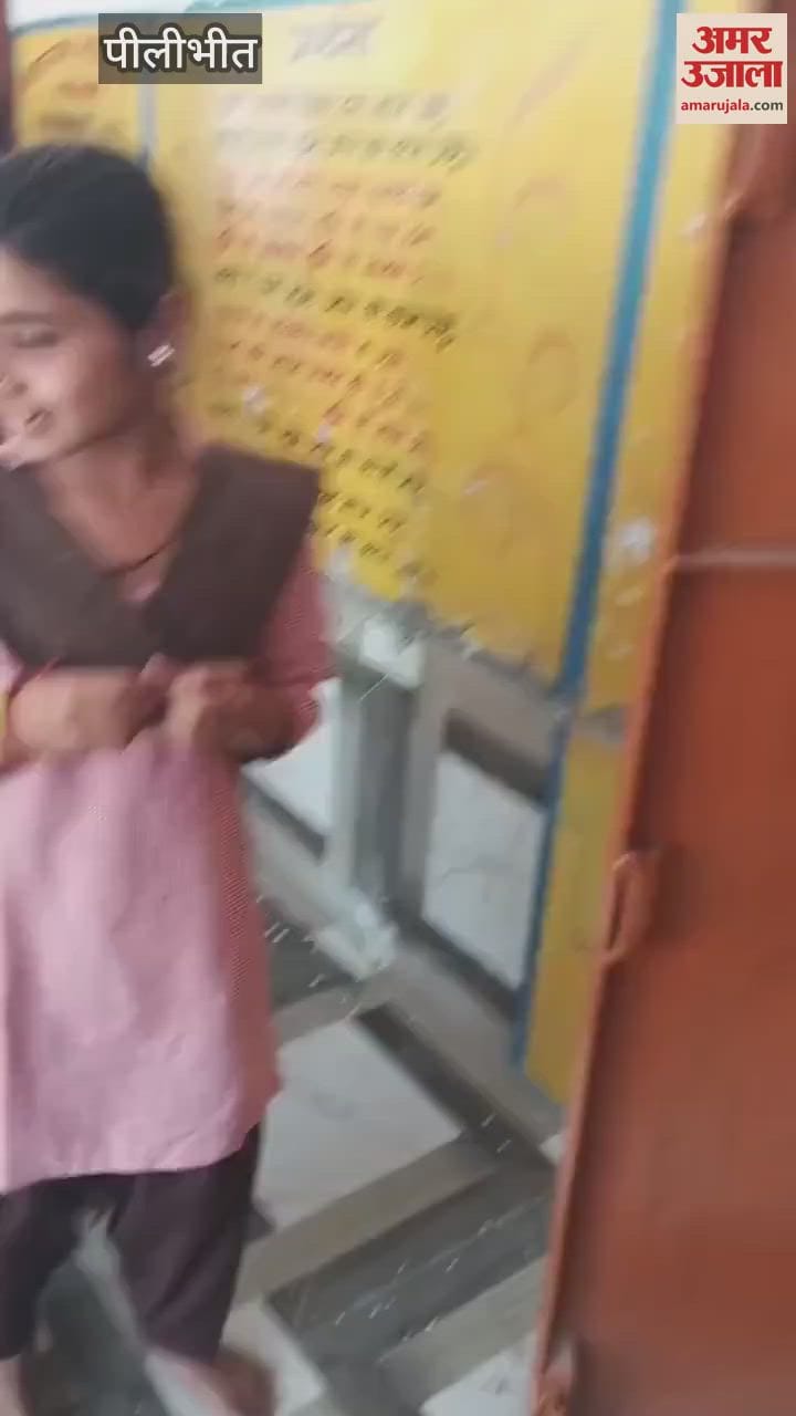 चुनाव परिणाम के बाद विजयी निशान दिखाते विद्यार्थी