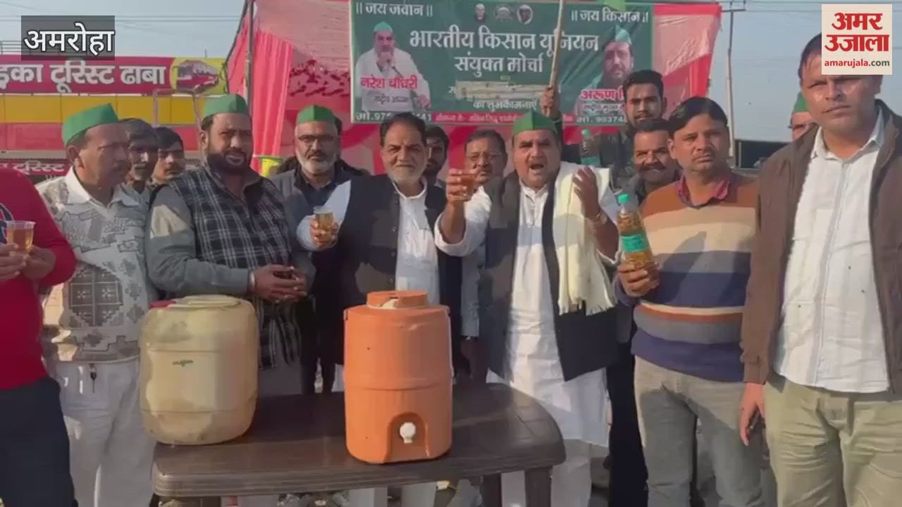 हाईवे से गुजर रहे वाहन सवारों को रोक कर दिखाया प्रदूषित पानी