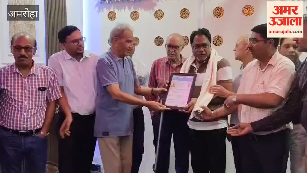 The Doctors' Association honored G.K. Tyagi by draping a shawl around him.