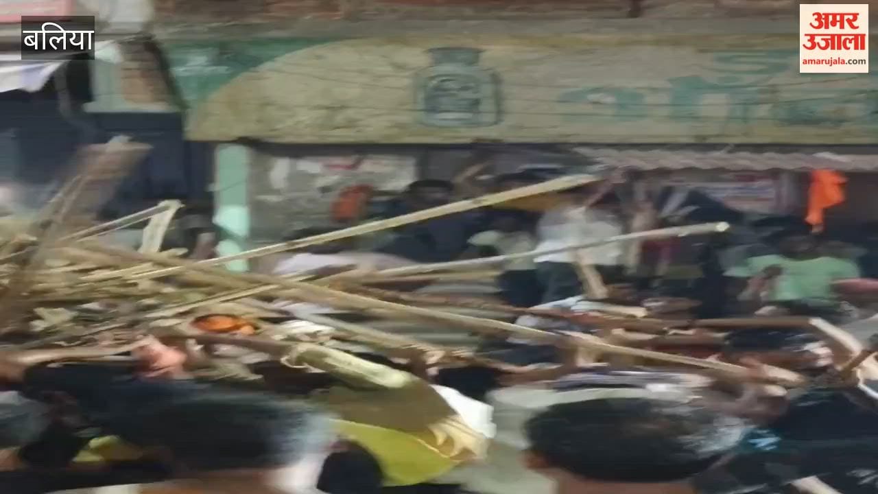Ram Akhara procession taken out ahead of the Mahavir Jhanda procession; crowds of devotees showered with flower petals