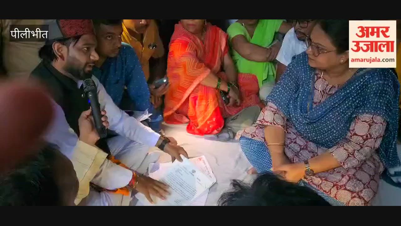 Hindu Mahasabha office-bearers stage a protest allege illegal encroachment on government land