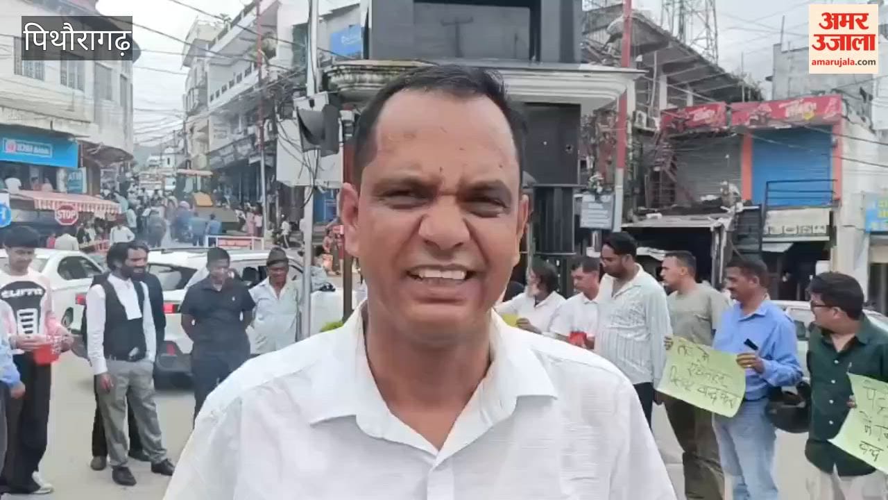 Congress burns effigy of government over ethanol addition to fuel in pithoragarh