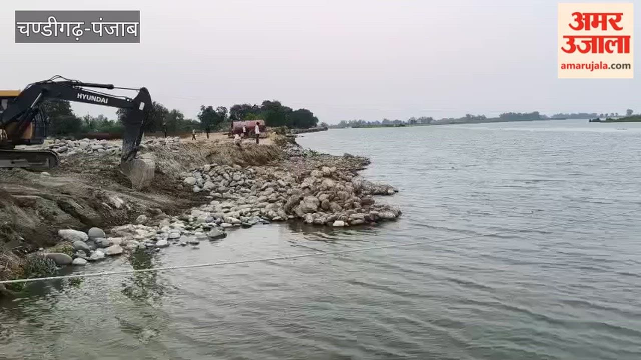Scours have begun forming in the Sutlej River in the village of Tendi Wala, near the Hussainiwala border.