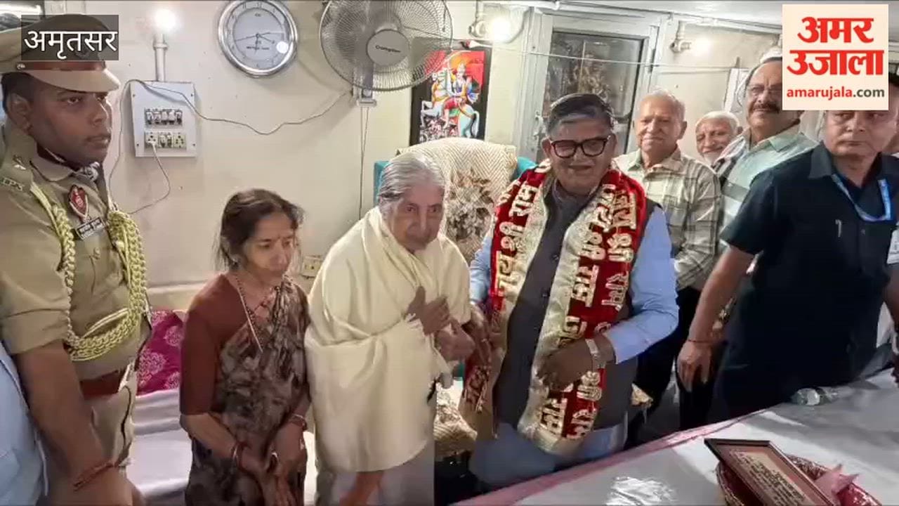 Governor Gulab Chand Kataria met with former Minister Prof. Lakshmi Kanta Chawla.