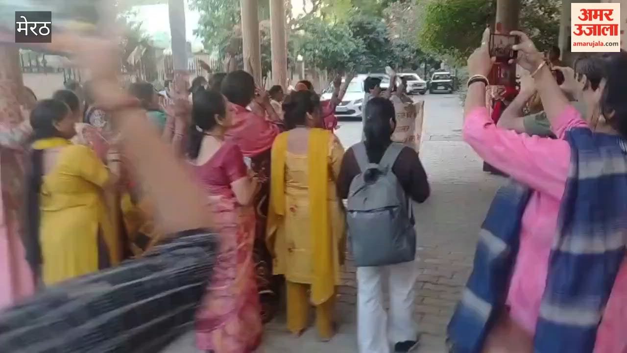 Women from Central Market staged a sit-in at Awas Vikas, creating a massive uproar.