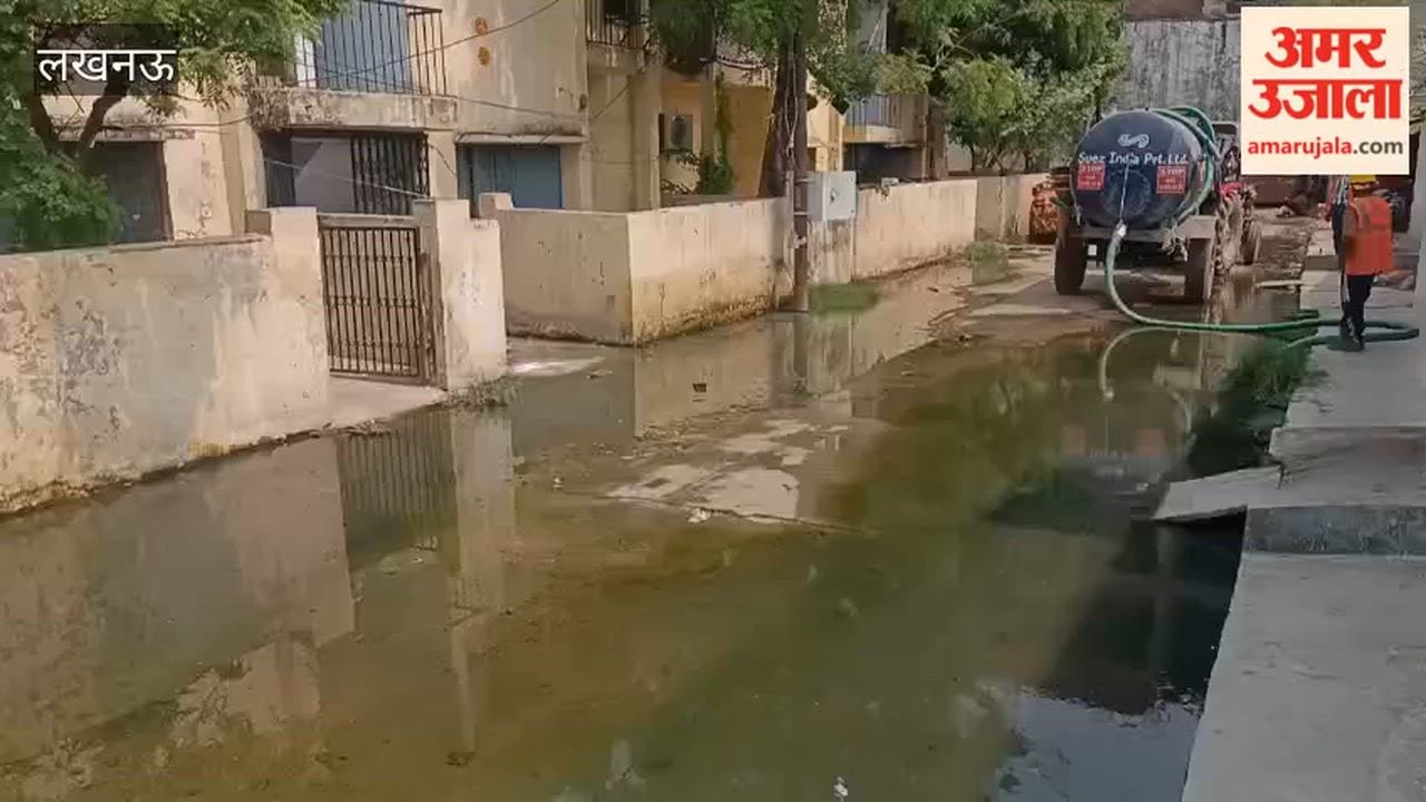 लखनऊ में अमर उजाला खबर छपने के बाद सीवर का पानी निकालने LKS कॉलोनी पहुंचे नगर निगम के कर्मी