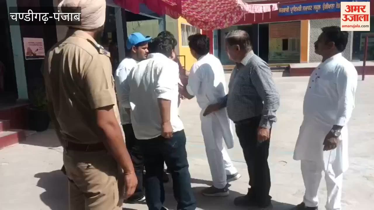 Argument between Chandu and BJP supporters outside the polling booth in Ward-16, Firozpur.