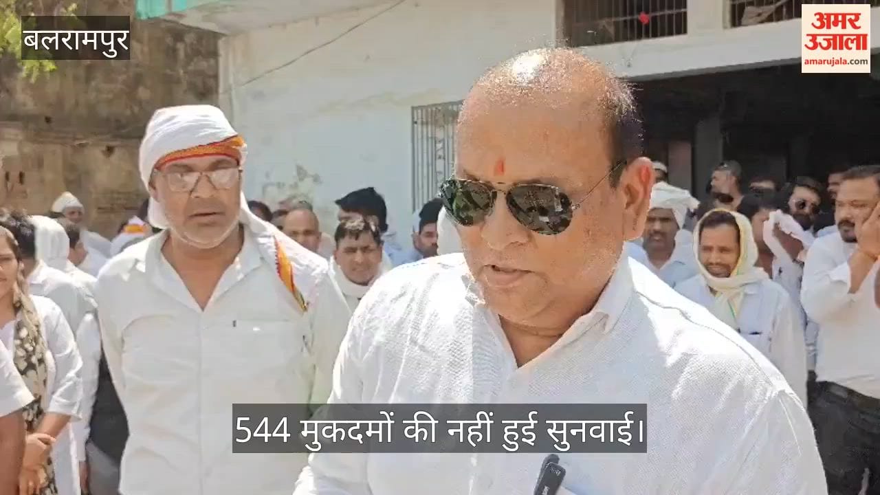 VIDEO: स्थगन आदेश के बावजूद निर्माण पर भड़के वकील, किया प्रदर्शन