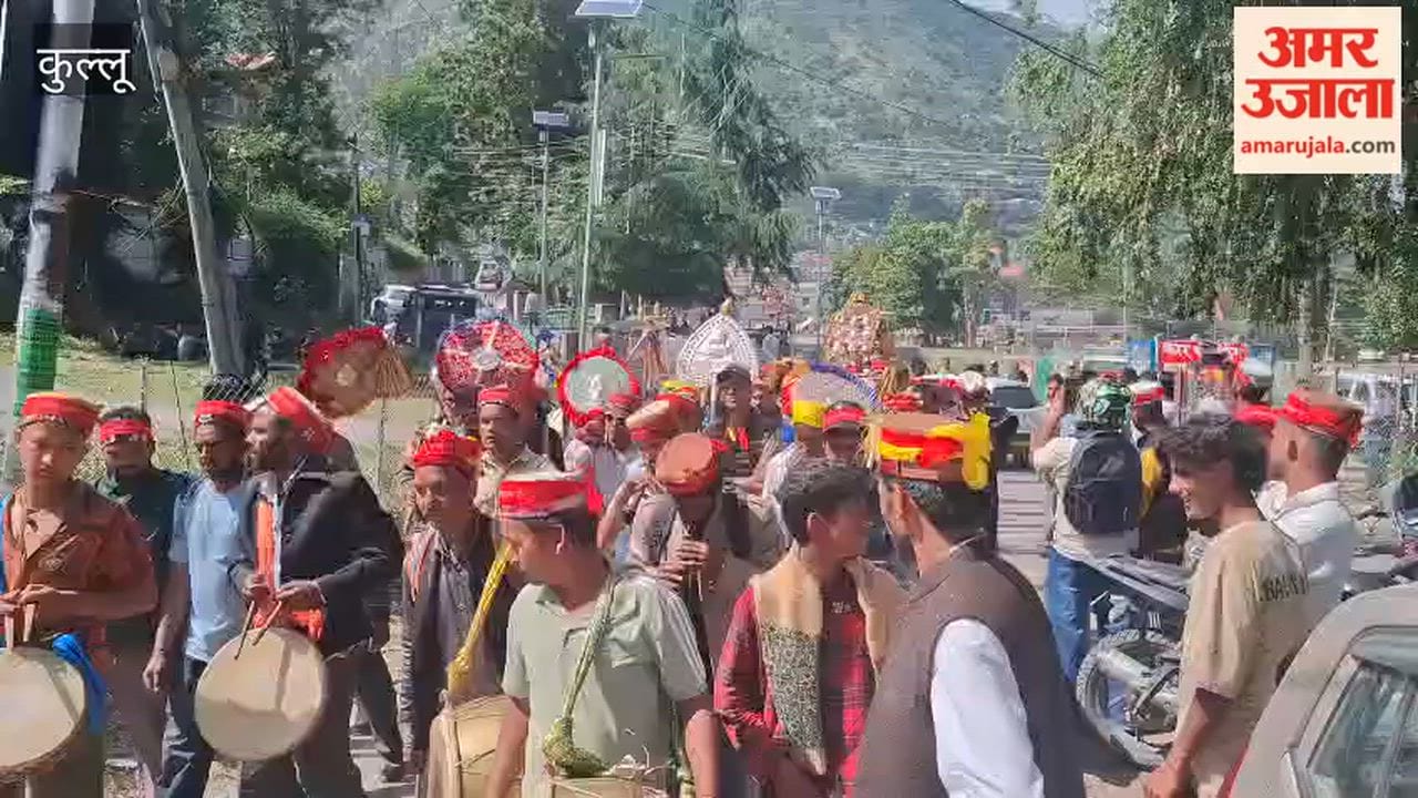 Kullu: Adi Brahma Khokhan returns from a religious ceremony and departs for his shrine via Dhalpur