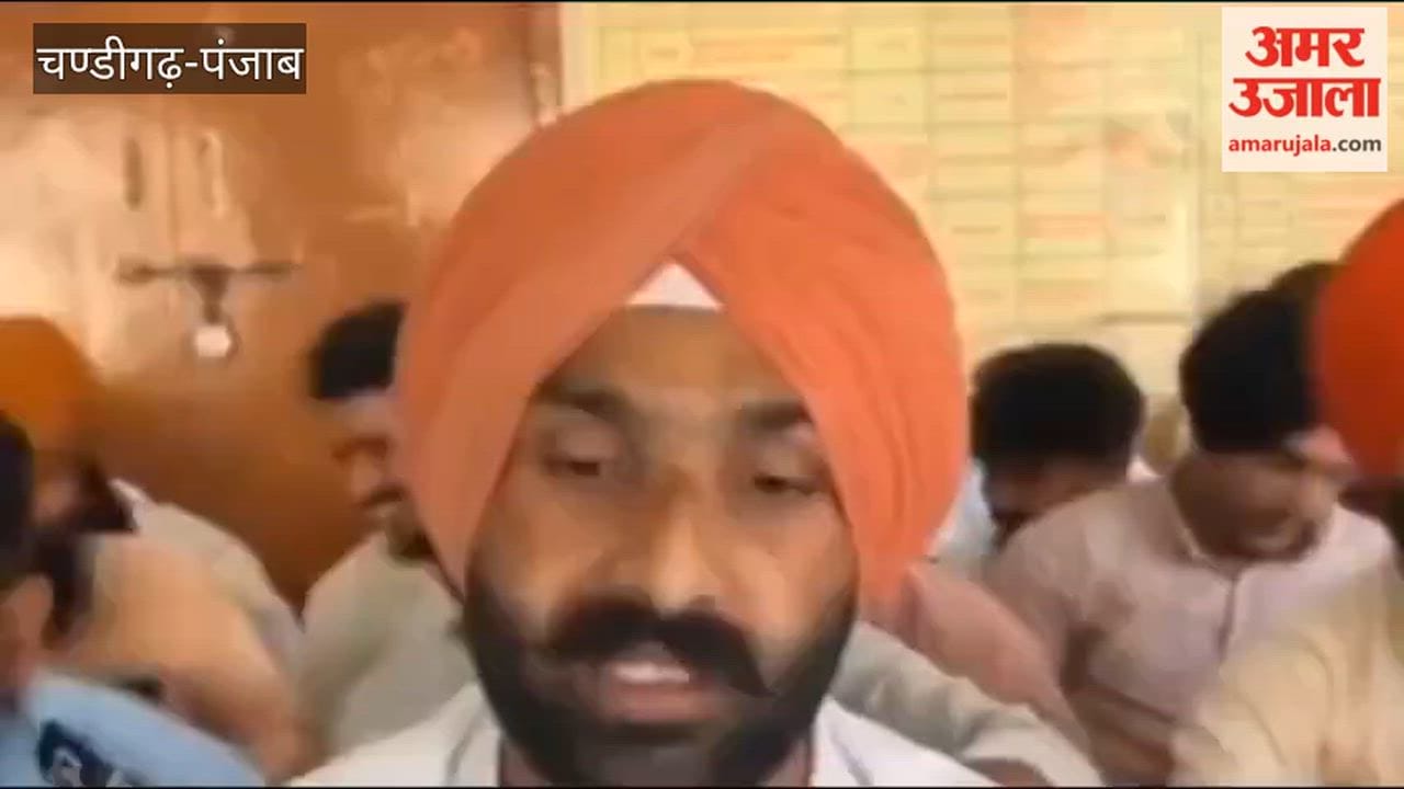 Suvidha Center employees in Ferozepur go on strike in support of their demands.