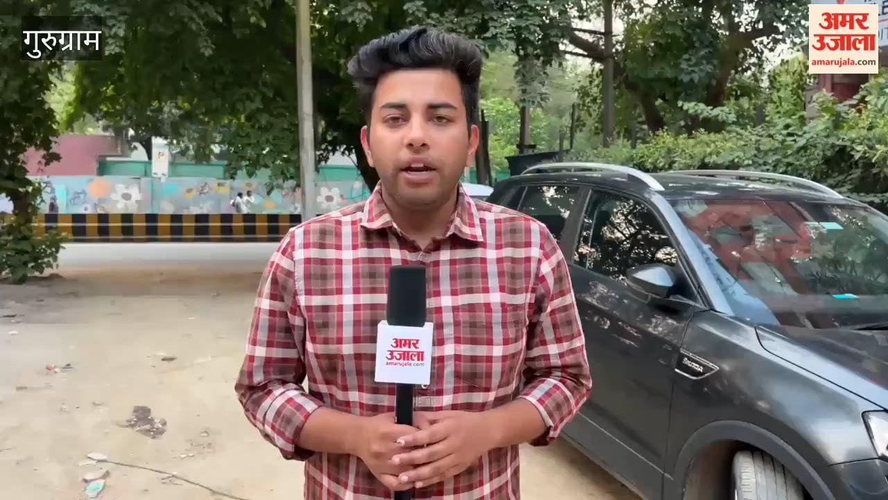 private bus drivers are unloading passengers on middle of road In Gurugram