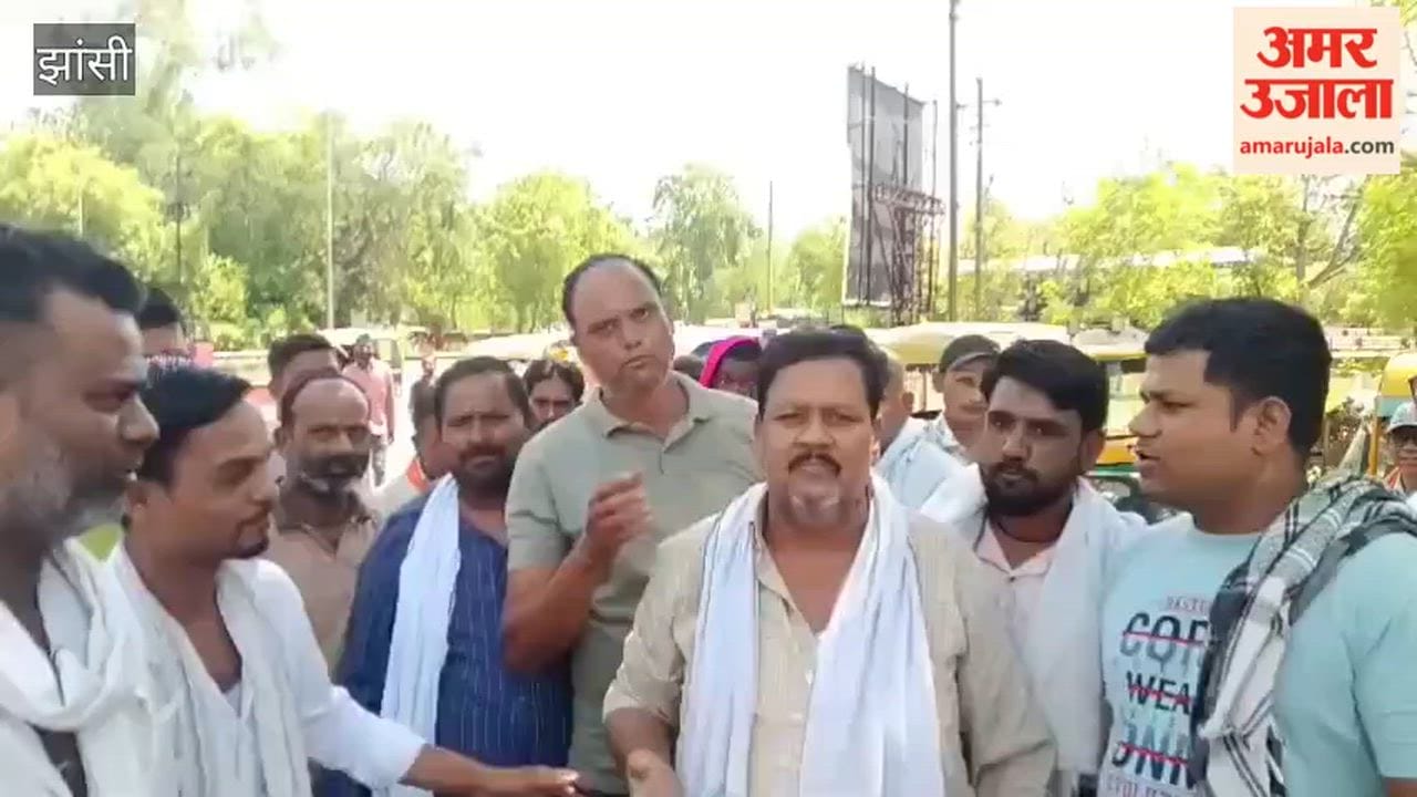 After being chased off the road, auto drivers reached the DRM office and demanded the construction of a stand.