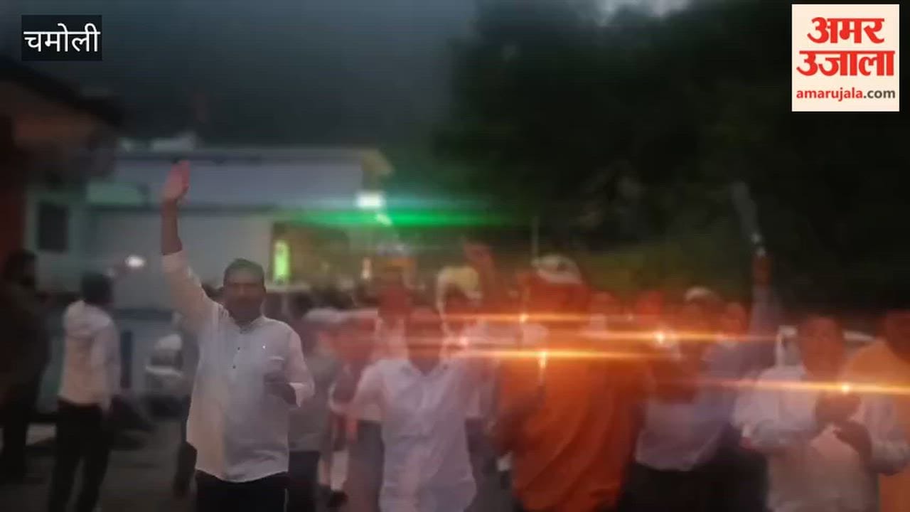Karnaprayag: Base Hospital Struggle Committee holds a candlelight march