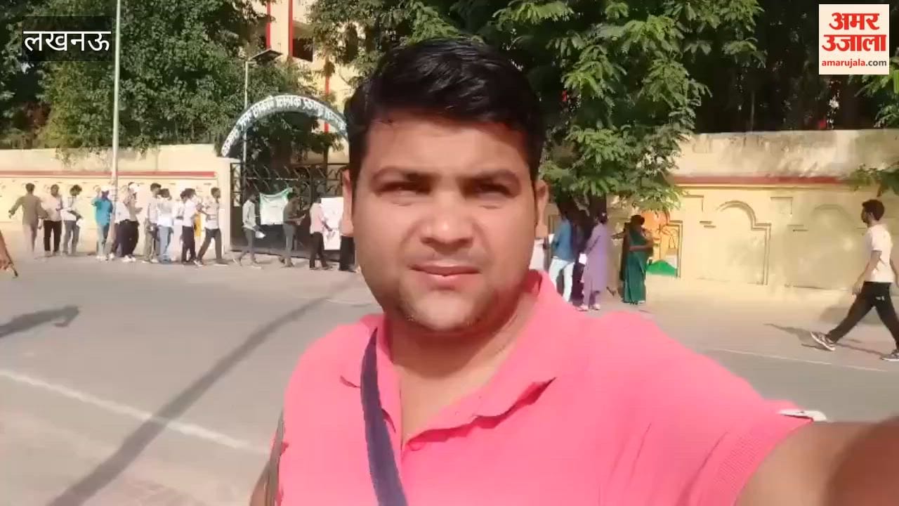 लखनऊ में सिपाही भर्ती की प्रथम पाली की परीक्षा के लिए जांच के बाद सेंटर में दिया जा रहा प्रवेश