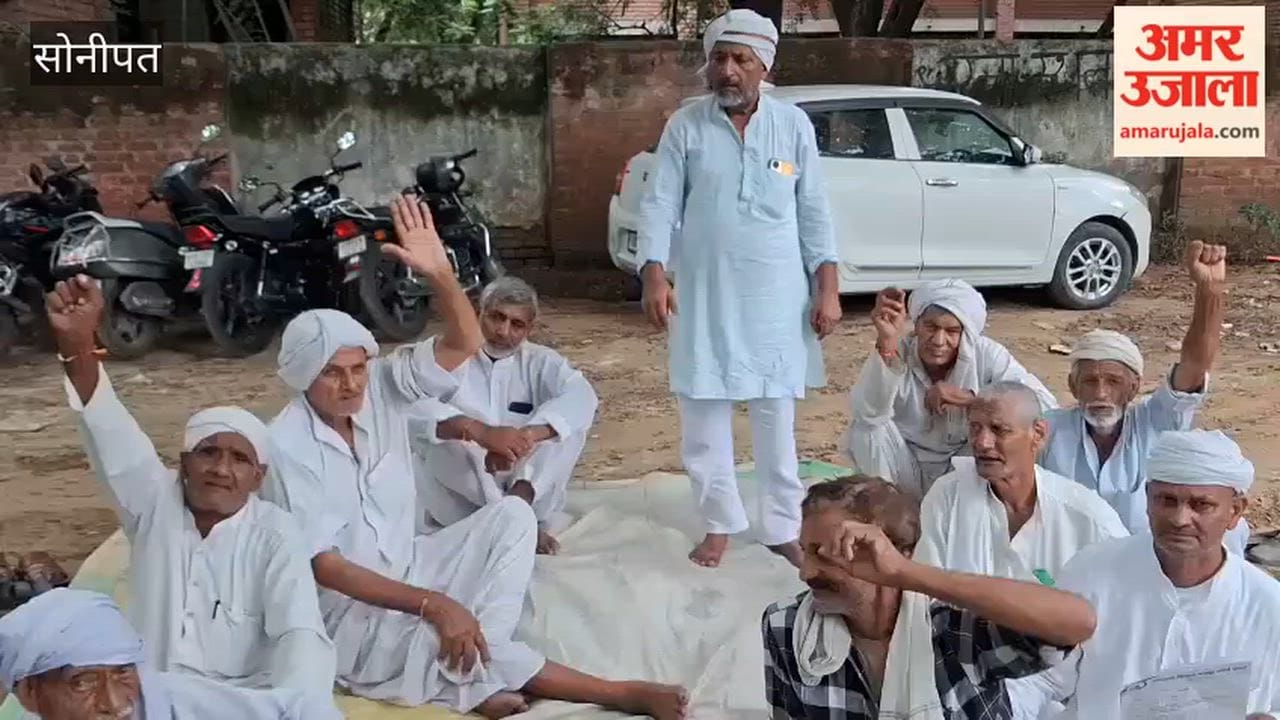Farmers submitted a memorandum of demands, including a request to maintain Sonipat revenue records in Hindi.