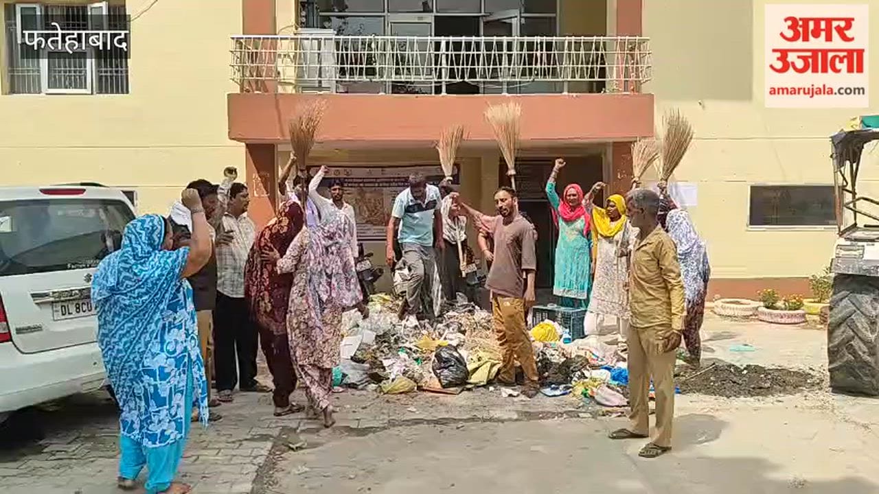 Ratia: Sanitation workers surrounded the door-to-door garbage collection vehicles and unloaded the waste after parking three of the vehicles within the municipal premises.