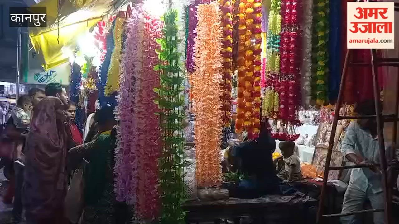Kanpur: Devotees thronged shops selling decorative items on Janmashtami and shopped enthusiastically
