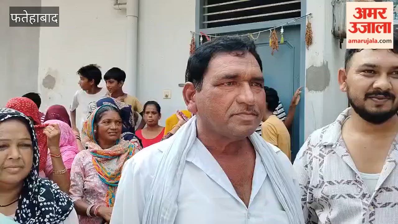 In the Kabir Basti area of Fatehabad, residents caught more than ten youths who had come to buy drugs and handed them over to the police.