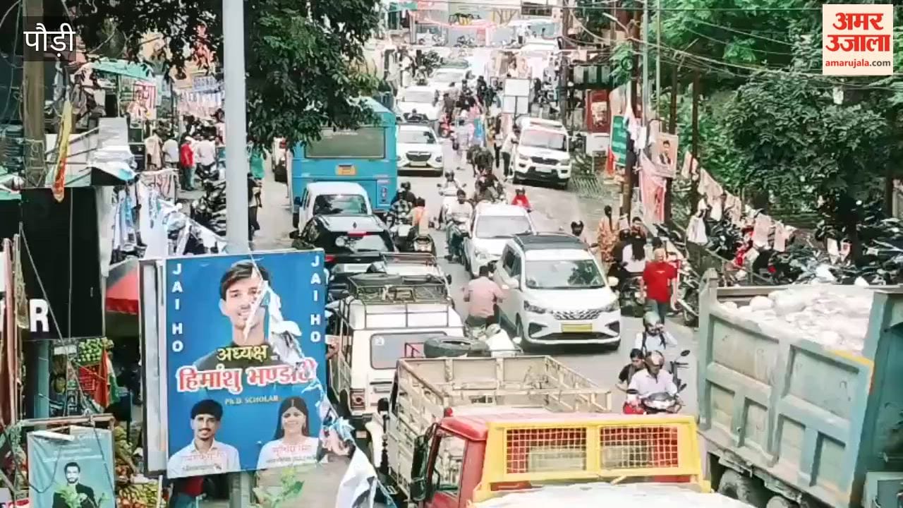 Srinagar: Crowd swells outside Garhwal University gate due to student union elections; long traffic jam ensues