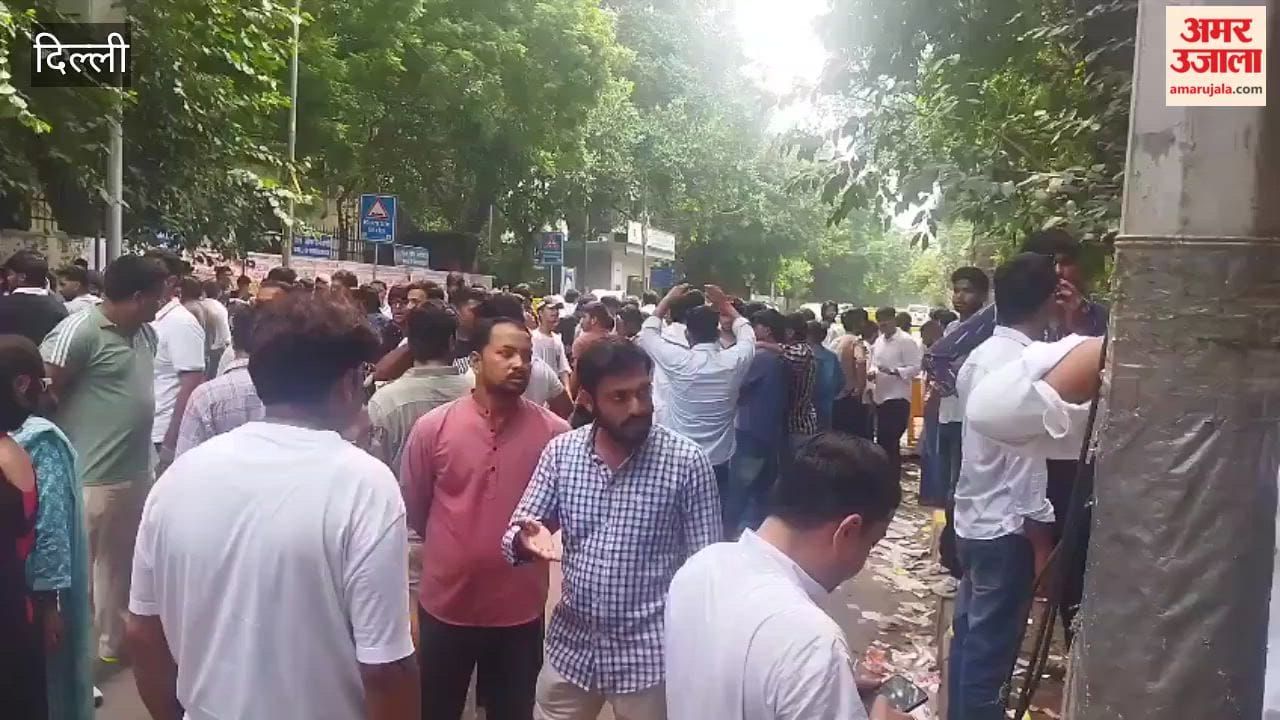 DUSU Elections Crowd of supporters on campus after nominations