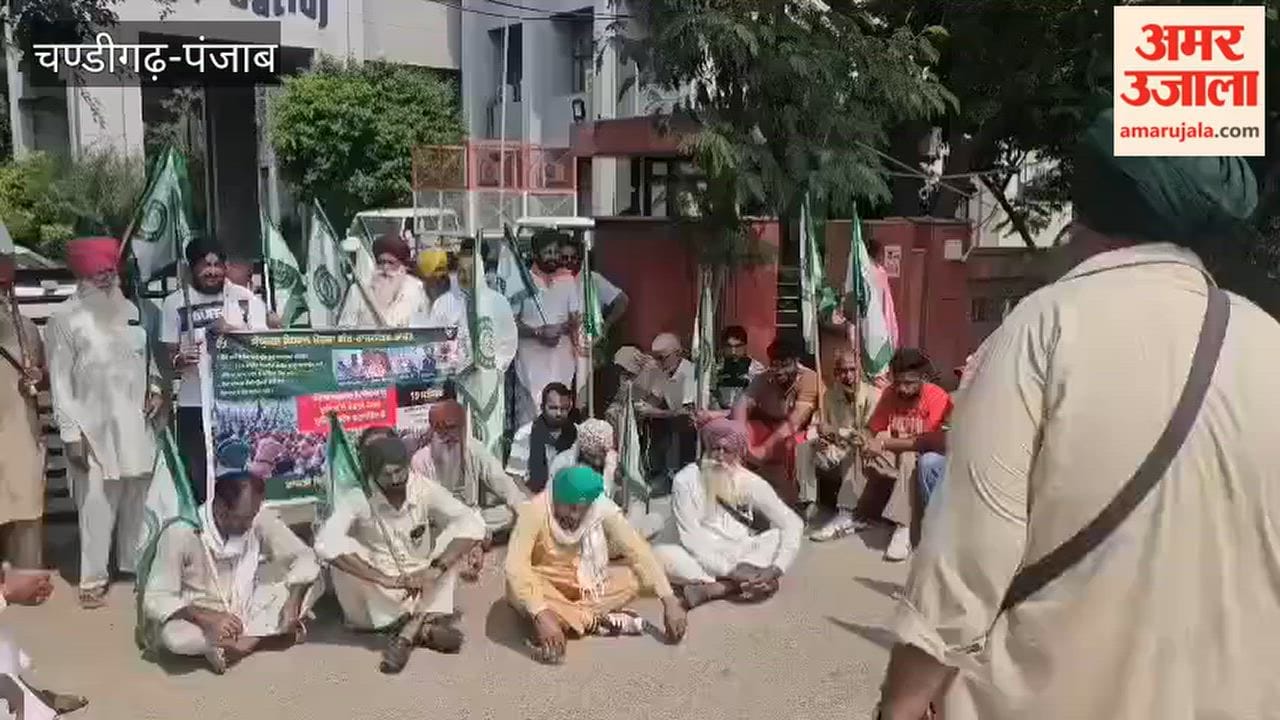 Farmers in Moga burned effigies of the Punjab and Central governments.