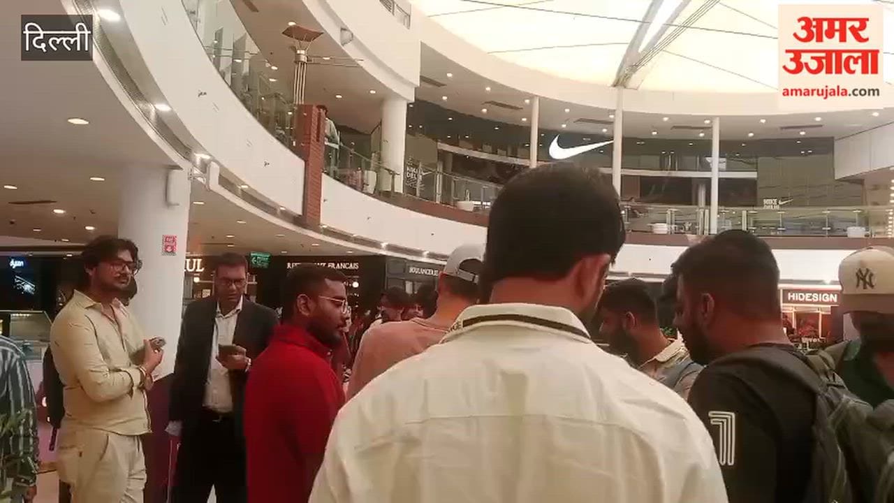 Long queues outside the Apple Store at Saket Mall for the iPhone 18 Pro.