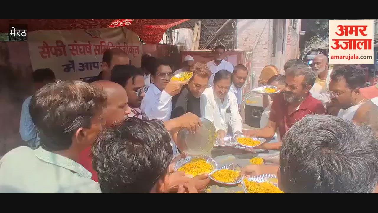 Meerut: Saifi Sangharsh Samiti distributed food at the district hospital.