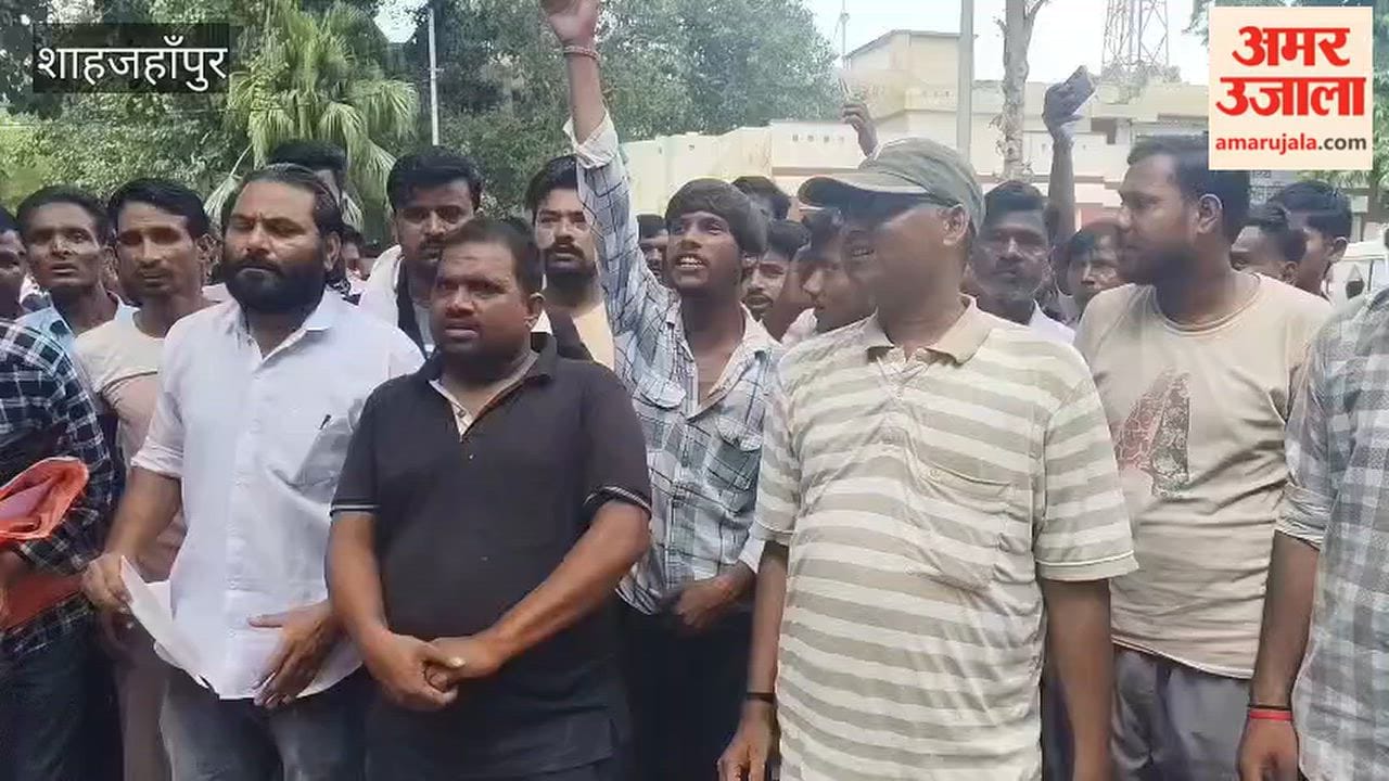 E-rickshaw drivers staged a protest alleging harassment in the name of verification