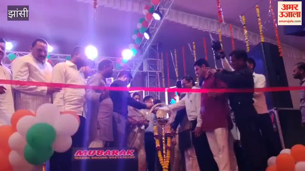 Mauranipur Jalvihar Fair: District Magistrate honors meritorious female students.