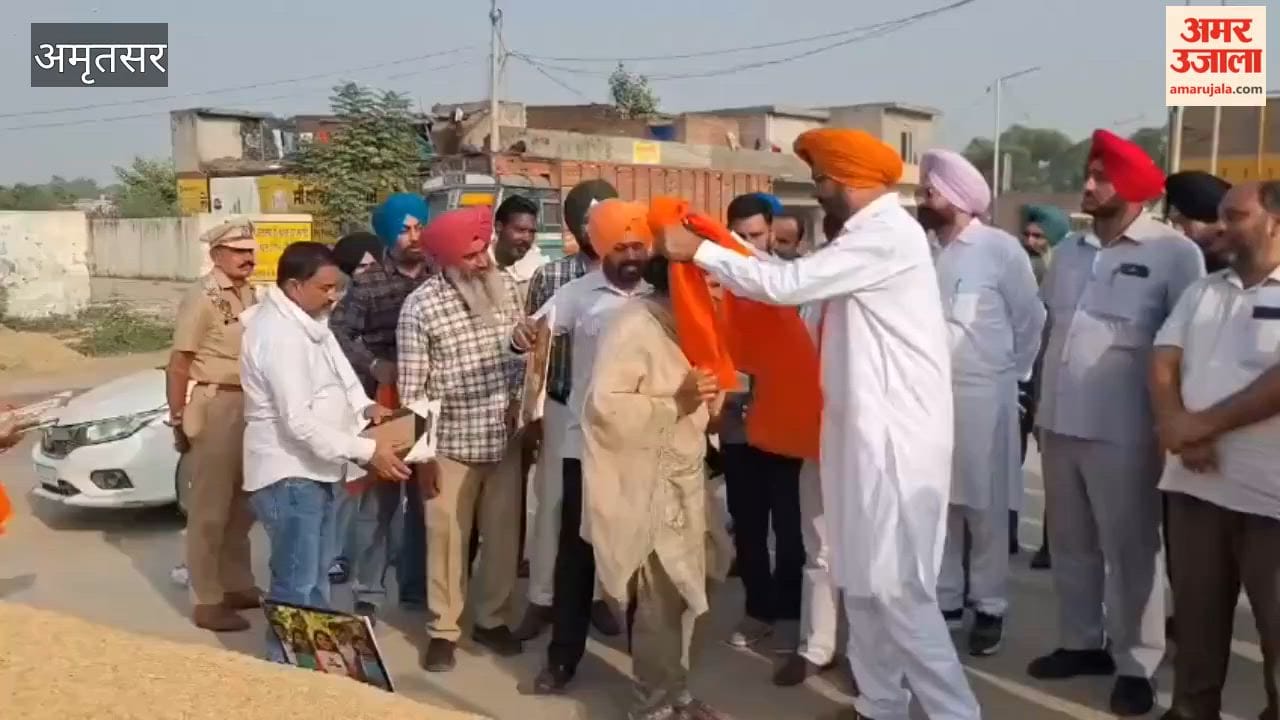 Kuldeep Singh Dhaliwal visited Ajnala Mandi and took stock of paddy procurement arrangements.
