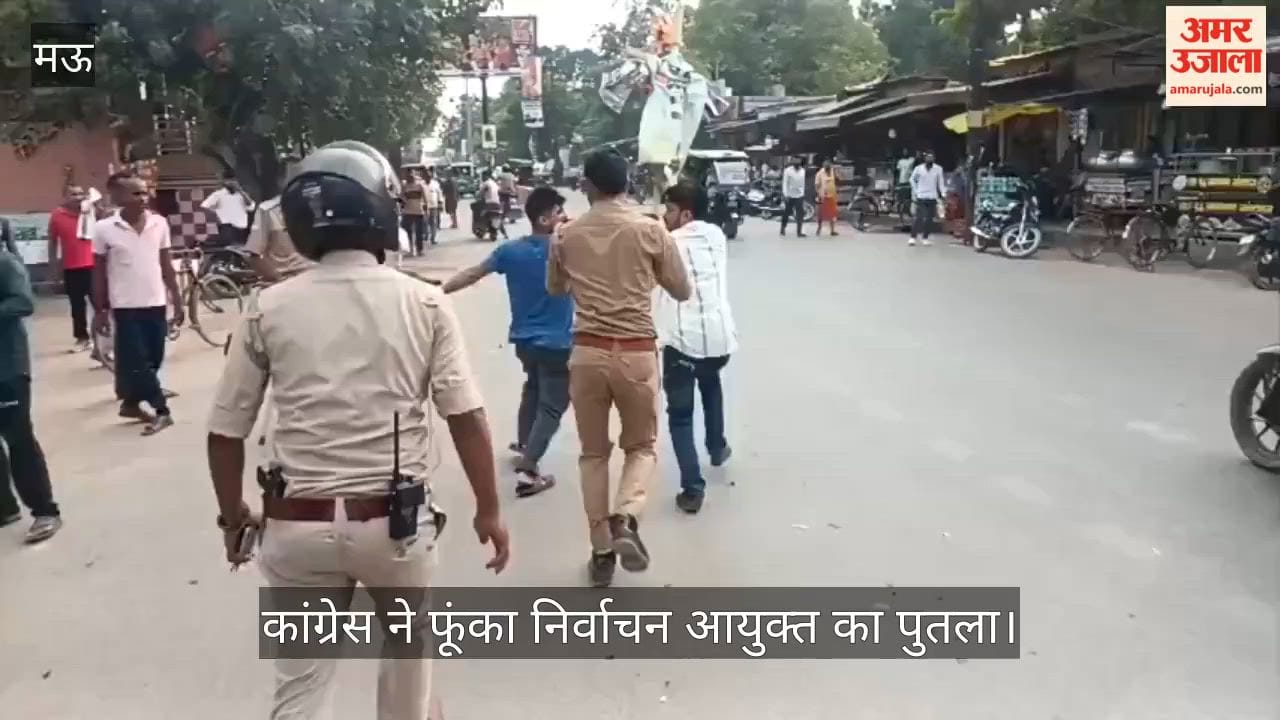 Outrage erupts over arrest of Rahul and Akhilesh Congress burns an effigy of the Election Commissioner