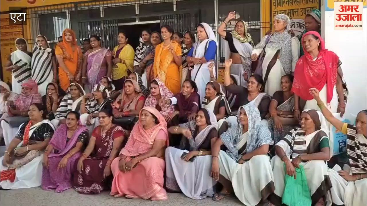 The protest by ASHA workers at the Sakit Community Health Center in Etah district continued for the second day on Tuesday.
