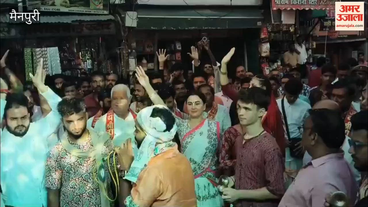 Bewar Ramlila: Grand Ganesh procession taken out with great fanfare prior to the *Dharti Pujan*; devotees danced to the tunes of the band.