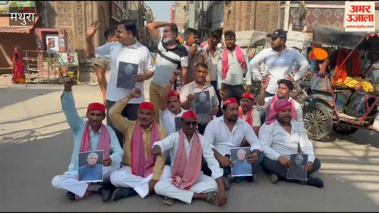 SP workers took to the streets to protest Akhilesh's arrest, marching on foot from Vikas Bazar to Holigate and demanding the dismissal of the Chief Election Commissioner.