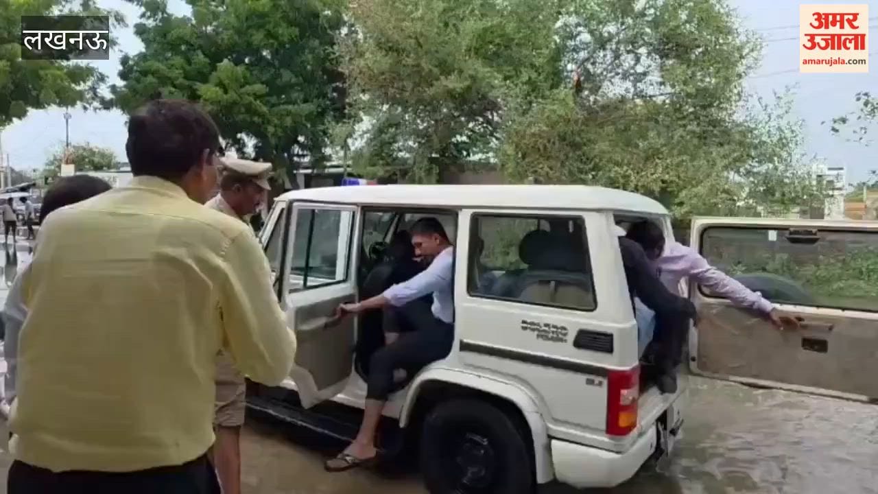 DM inspected flood-affected areas and delivered relief supplies to households In Lucknow
