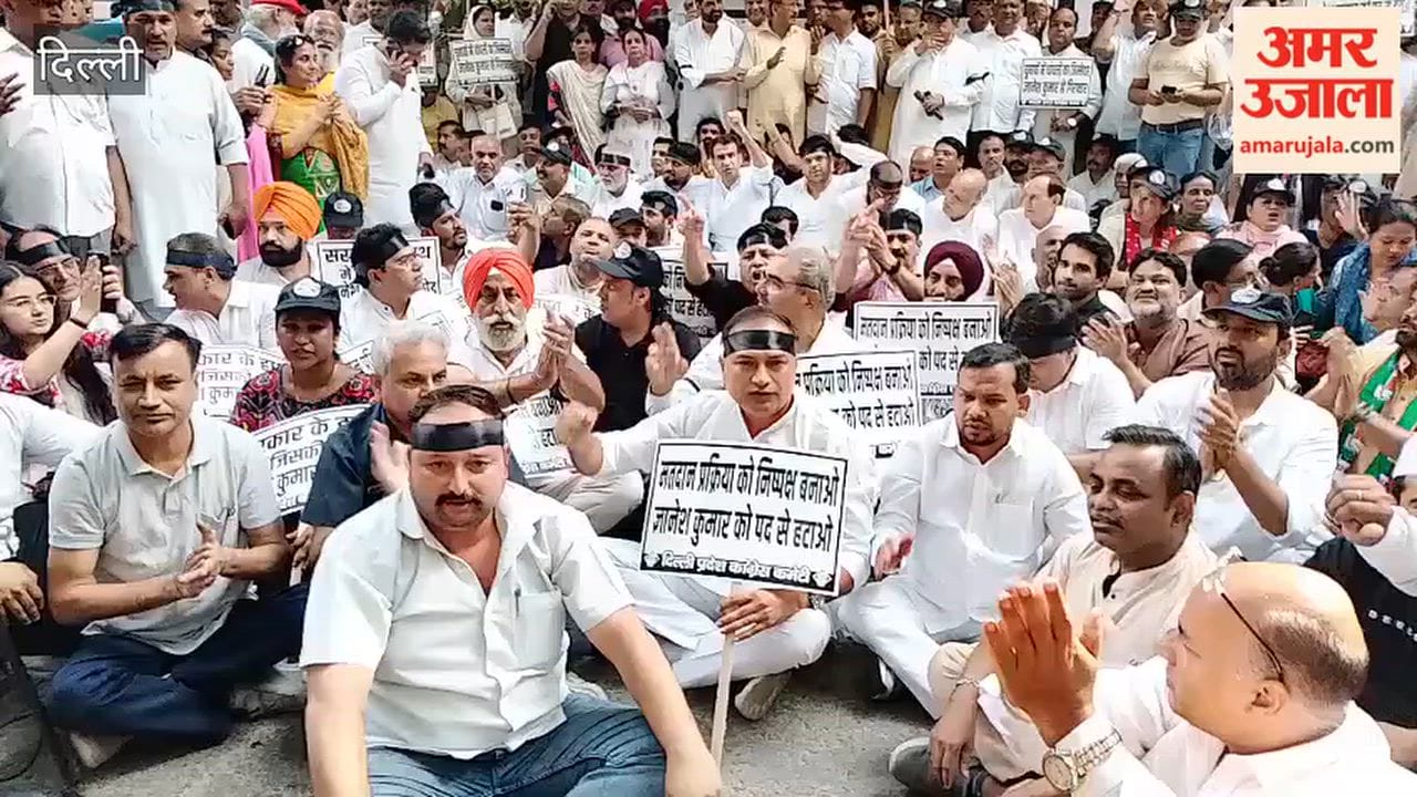 Congress workers protest against Chief Election Commissioner at Rajghat