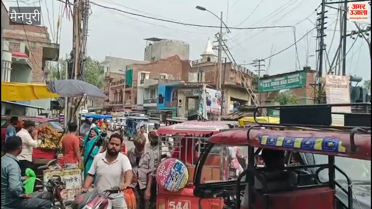 Traffic congestion due to encroachment on Ashram and Devi Road.