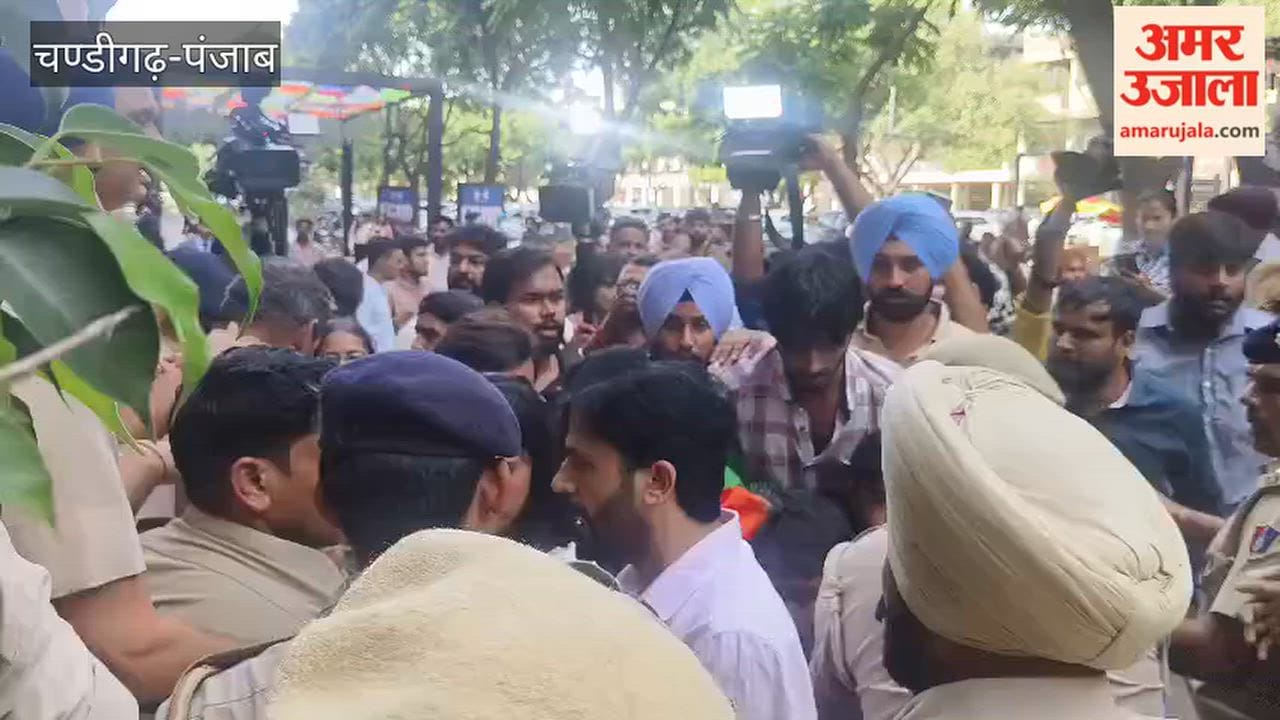 Scuffle between protesting PU students and police in Chandigarh's Sector 17.