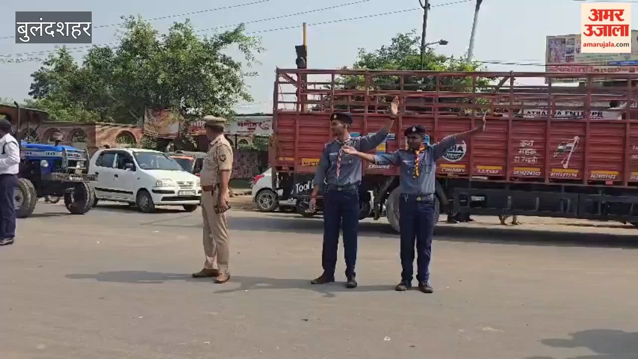Traffic police rules taught to school scouts in Khurja under Mission Shakti