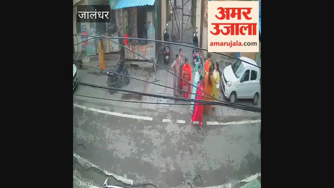 Miscreants snatched a gold chain from a woman's neck in Jalandhar.