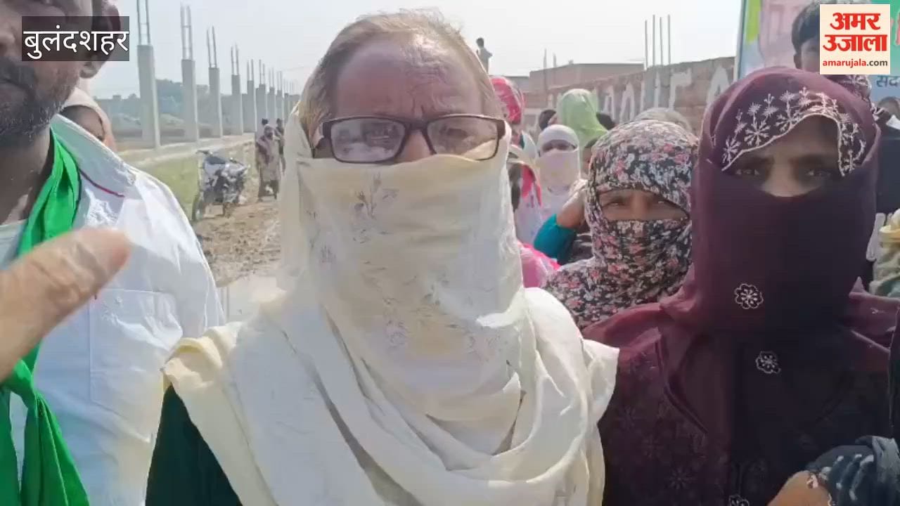 Uproar in Bulandshahr over the dumping of garbage by the municipality outside a residential colony