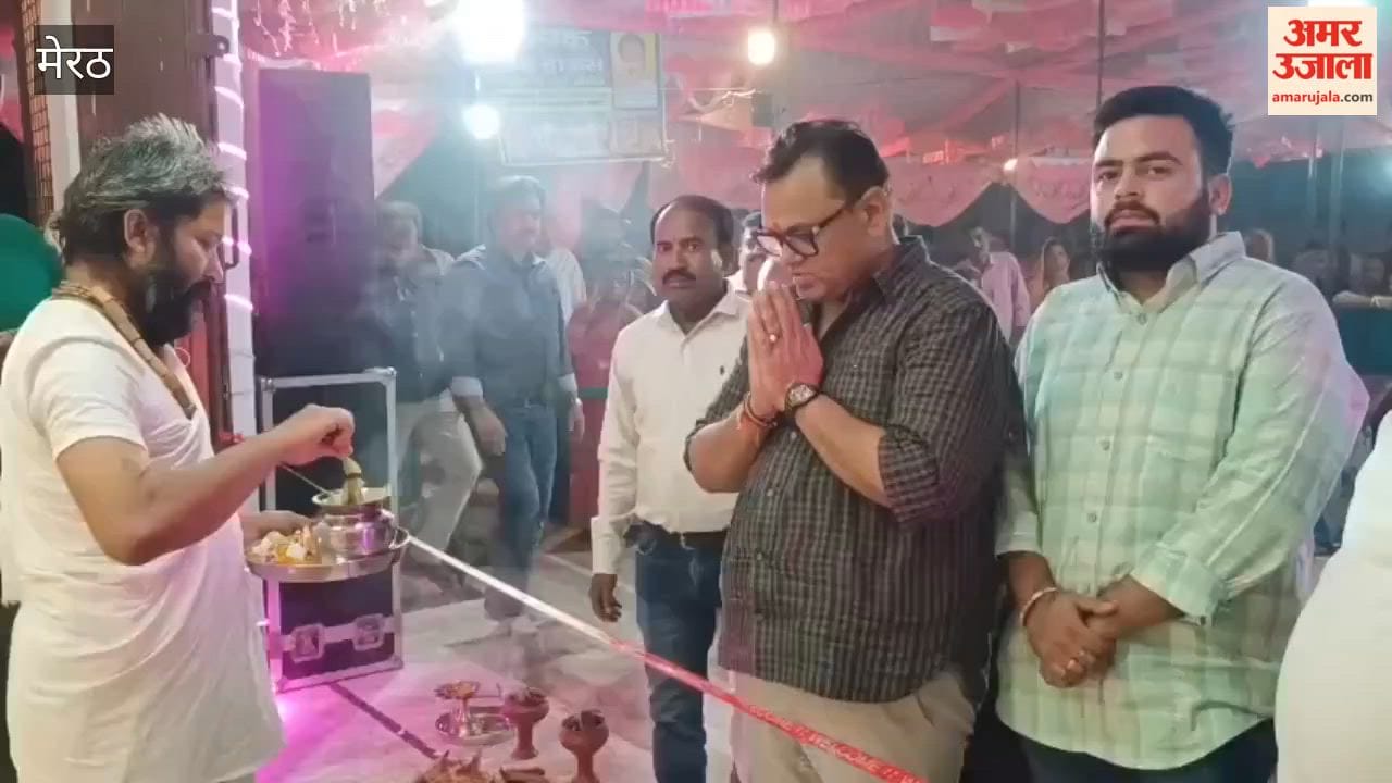 Minister of State Dinesh Khatik inaugurated the Durga Puja festival.